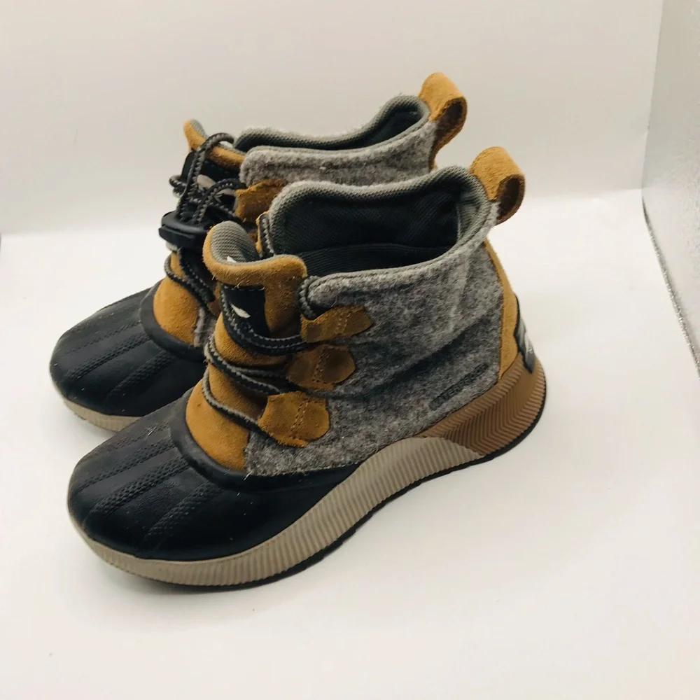 Kids Grey and Tan Waterproof Winter Boots - Brand Unspecified‎